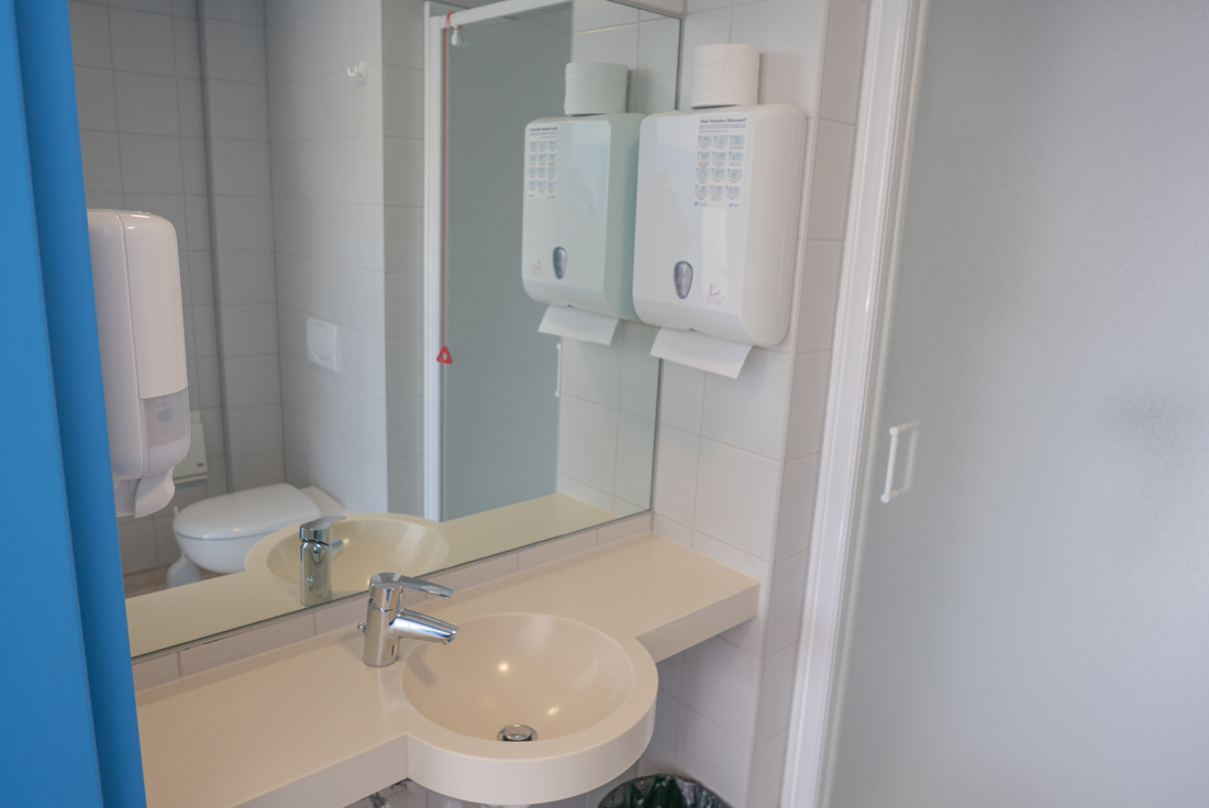 De badkamer bestaat uit een lavabo, douche en toilet.