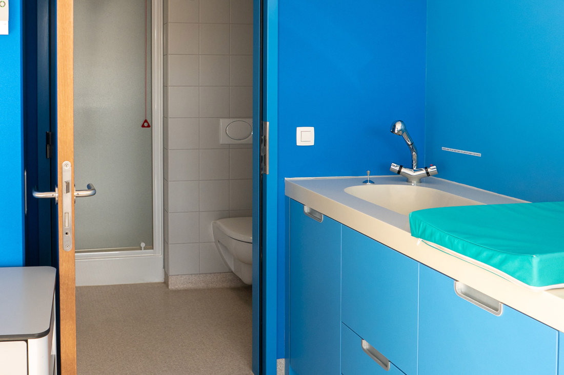 Elke kamer beschikt over een eigen badkamer. Voor de allerkleinsten is er ook een verzorgingstafel voorzien.