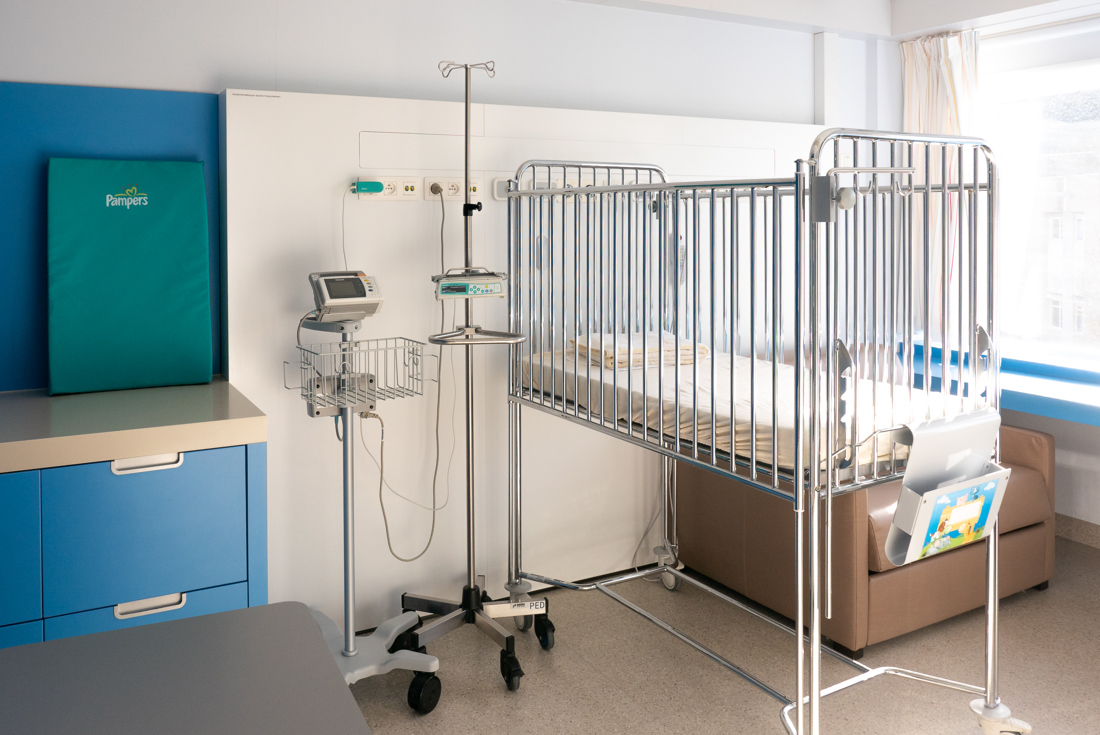 In jouw kamer is alles voorzien om je verblijf zo goed mogelijk te laten verlopen. Kleine kinderen slapen in een bedje met spijlen.